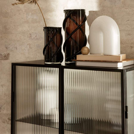 Detalle vitrina Haze en negro de Ferm Living.