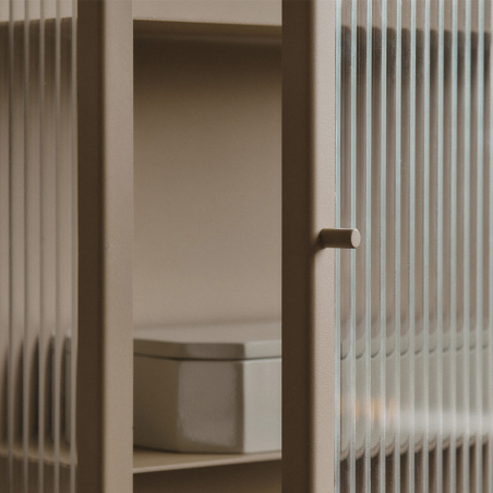 Armario-vitrina con puerta de sistema de imanes Ferm Living.