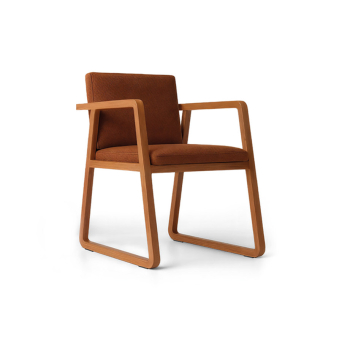 Silla Midori con brazos de madera de la firma de diseño Sancal en tapizado terracota.