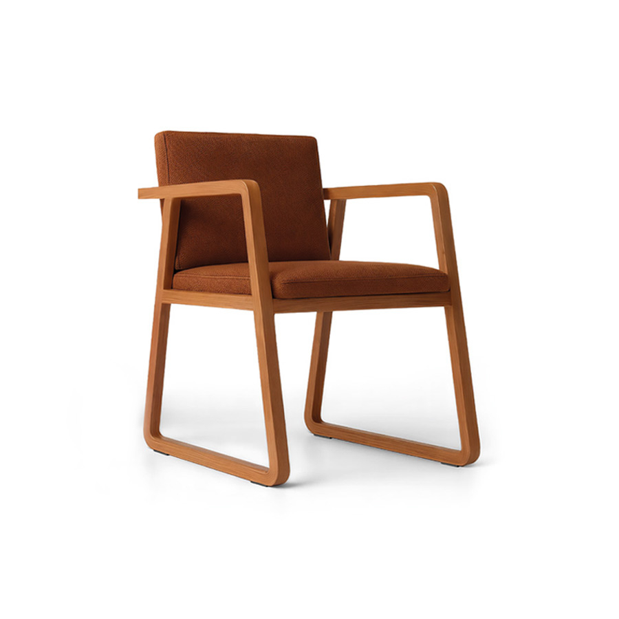 Silla Midori con brazos de madera de la firma de diseño Sancal en tapizado terracota.
