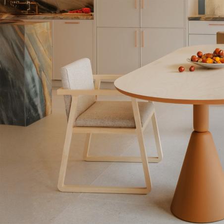 Silla Midori de la firma Sancal, con estructura de madera de fresno y tapizada en tela color blanco