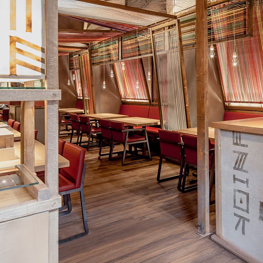 Silla Midori de la firma de diseño Sancal en ambiente de restaurante asiatico.