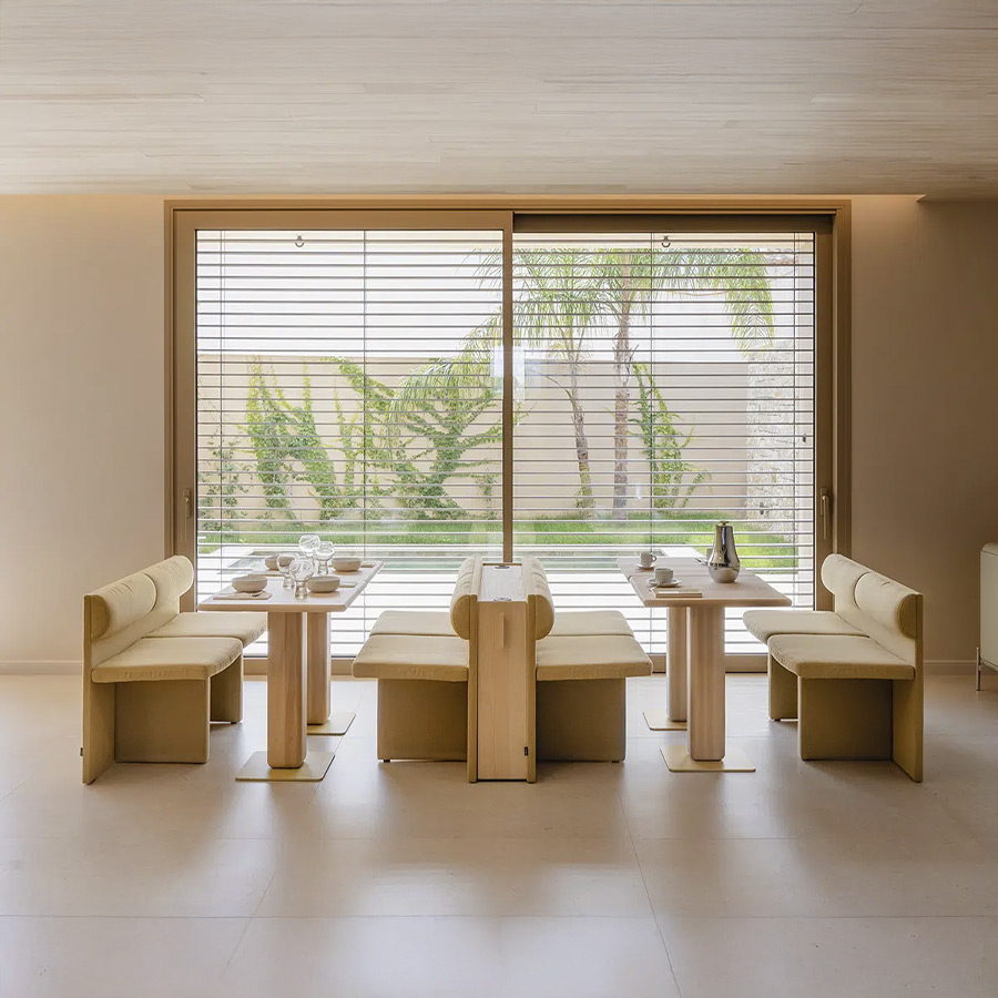 Mesa Cita, en versión pequeña y acabado natural de Sancal y vista de ambiente con banco Cita.