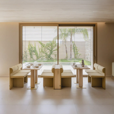 Mesa Cita, en versión pequeña y acabado natural de Sancal y vista de ambiente con banco Cita.