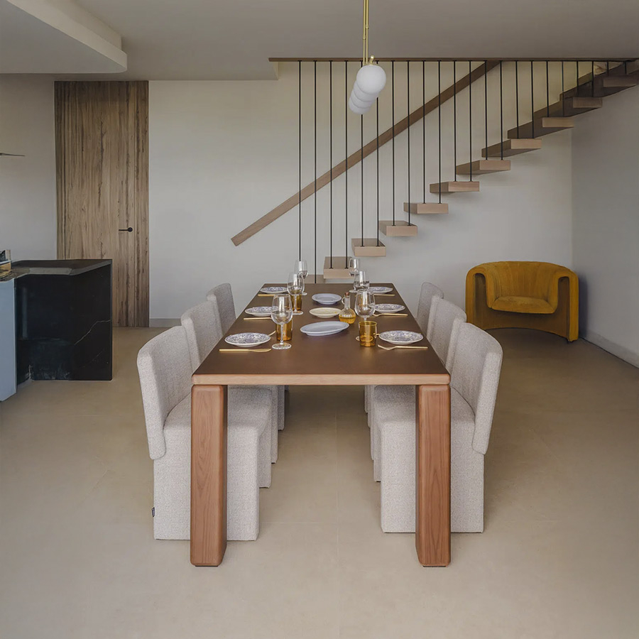 Mesa de comedor Cita, en versión grande y acabado tabaco de Sancal y vista de ambiente con sillas Cita.