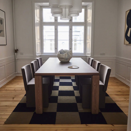 Vista de ambiente de la mesa de comedor Cita con sillas Cita.