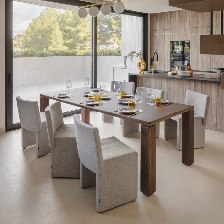 Mesa de comedor Cita, en tamaño grande de Sancal y vista de ambiente con sillas Cita.