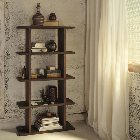 Estantería Kona 1x4 de Ferm Living en chapa de roble oscuro.