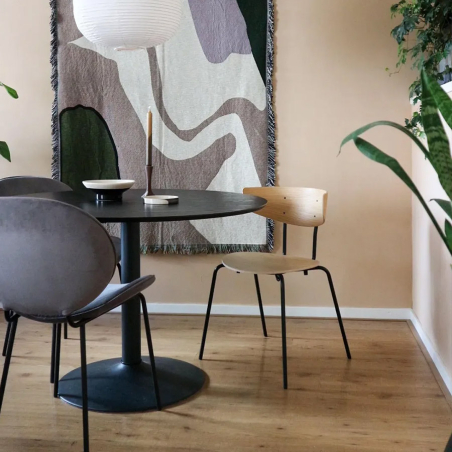 Silla de comedor Herman Ferm Living en roble natural en interior.