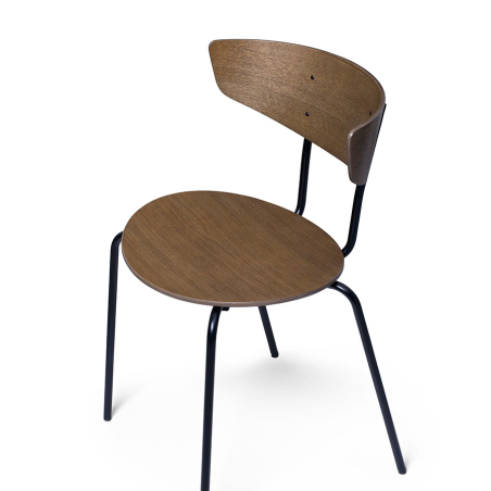 Silla de comedor Herman Ferm Living vista escorzada.