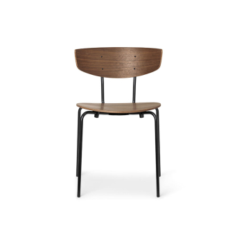 Silla de comedor Herman Ferm Living en color nuez con patas metálicas negras.