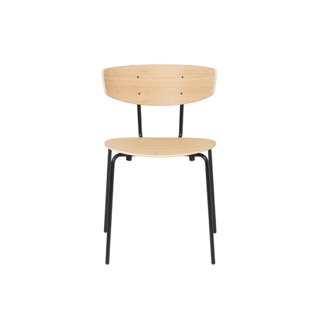 Silla de comedor Herman Ferm Living en color roble natural con patas metálicas negras.