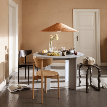 Silla Herman de madera Ferm Living en color roble natural. 2