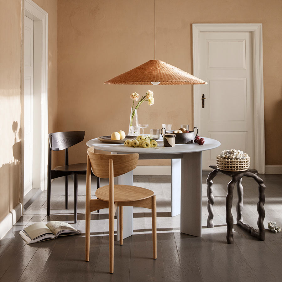 Sillas Herman de madera Ferm Living en salón.