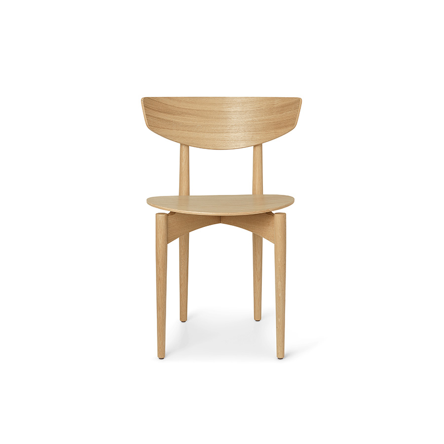 Silla Herman de madera Ferm Living en color roble natural.