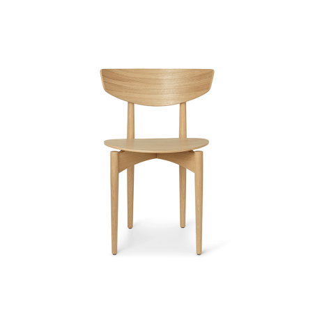 Silla Herman de madera Ferm Living en color roble natural.