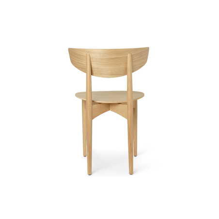 Silla Herman de madera Ferm Living en color roble natural vista trasera.