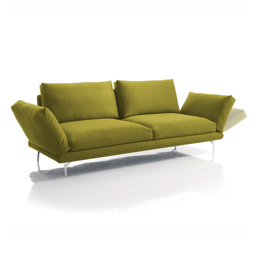 Sofá Axis de la firma Frajumar con hueco entre almohadas y tapizado en tela color verde.