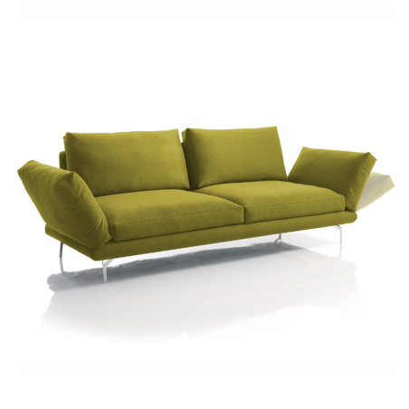 Sofá Axis de la firma Frajumar con hueco entre almohadas y tapizado en tela color verde.