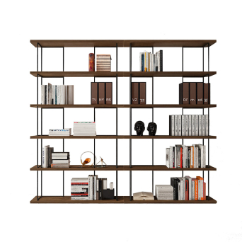 Estantería metálica y baldas de madera lacada modelo Marbella de Decornouveau.