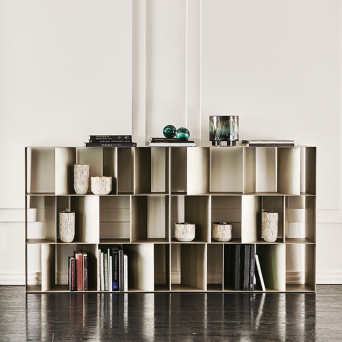 Estantería Nautilus de Cattelan Italia, compuesta por un módulo en acero barnizado gofrado. 2