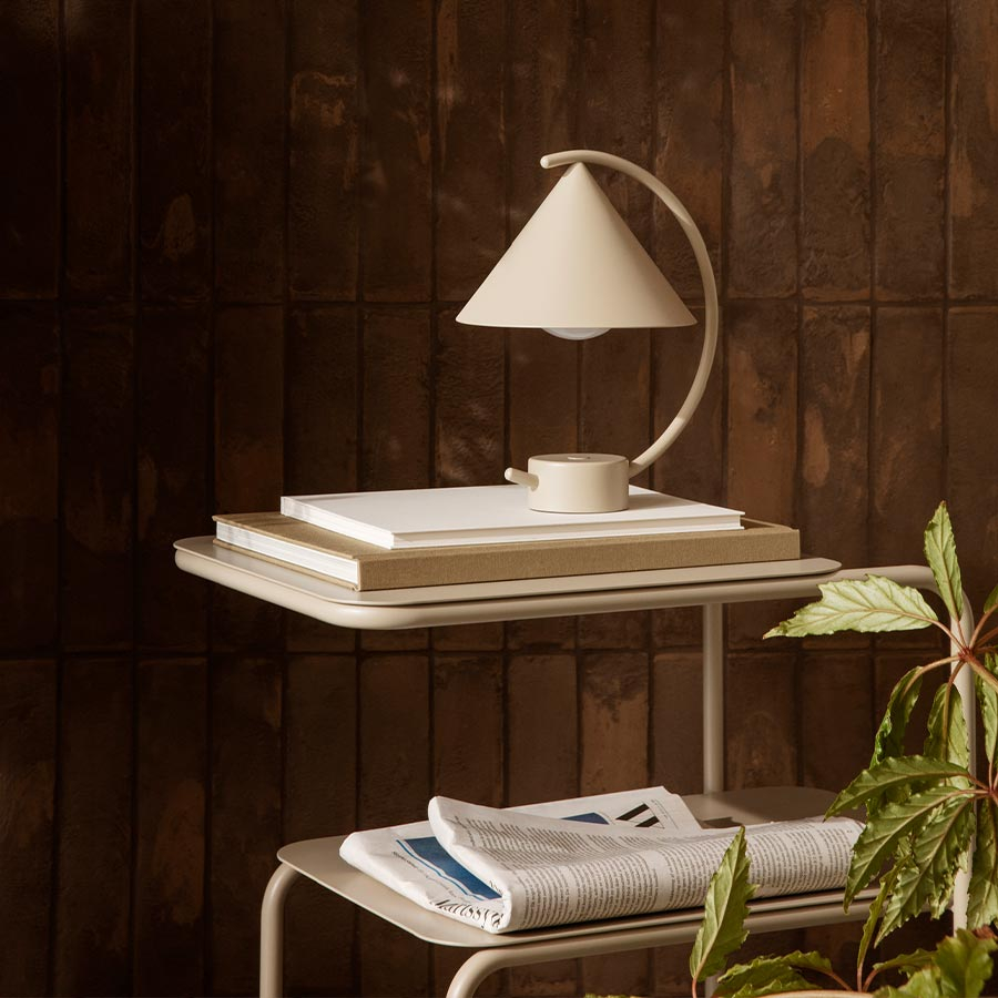 Mesa auxiliar Level en interior con lámpara inalámbrica de Ferm Living