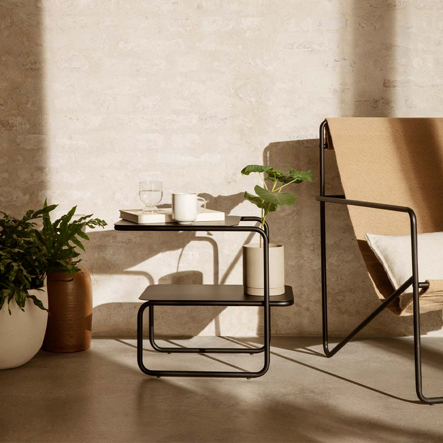 Mesa auxiliar de exterior con diferentes niveles en color negro de Ferm Living