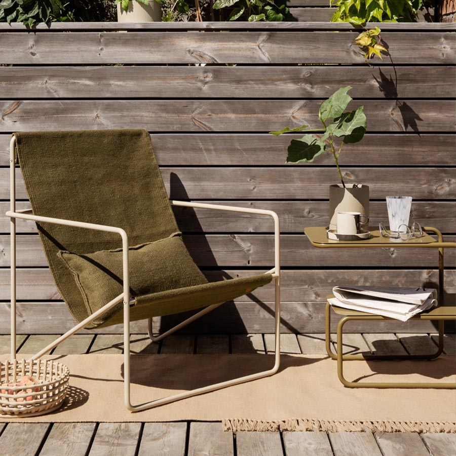 Mesa auxiliar Level junto a hamaca Desert Lounge Chaur de Ferm Living