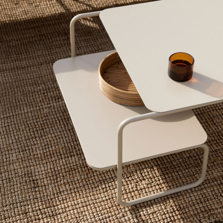 Detalle de mesa de centro Level de Ferm Living en exterior.