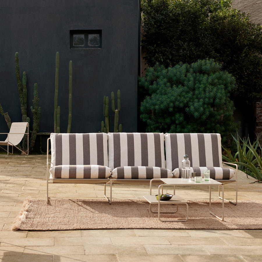 Terraza piscina con mesa de centro Level y sillón Desert de Ferm Living.