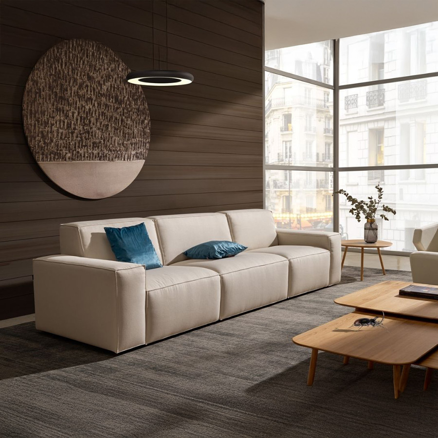 Sofá Cool de la firma Frajumar compuestos por 3 módulos y tapizado color crema en vista de ambiente.