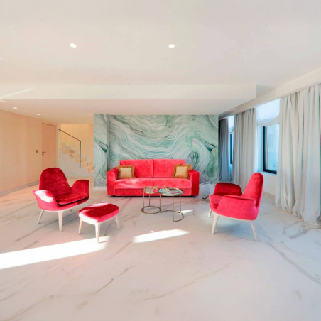 Sofá Cama Daro de la firma de diseño Frajumar en vista de ambiente y tapizado terciopelo rojo.