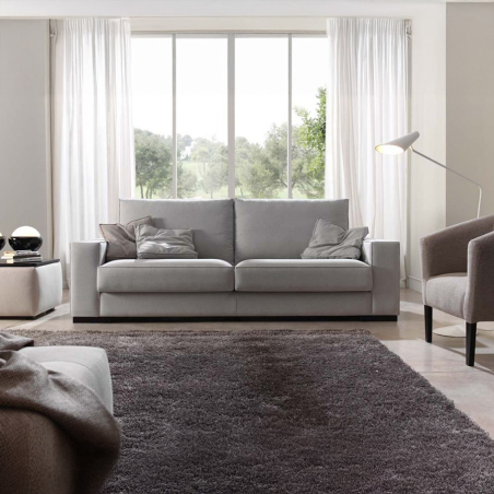 Sofá Nimo de la firma de diseño Beltá Frajumar en tapizado gris y vista de ambiente.
