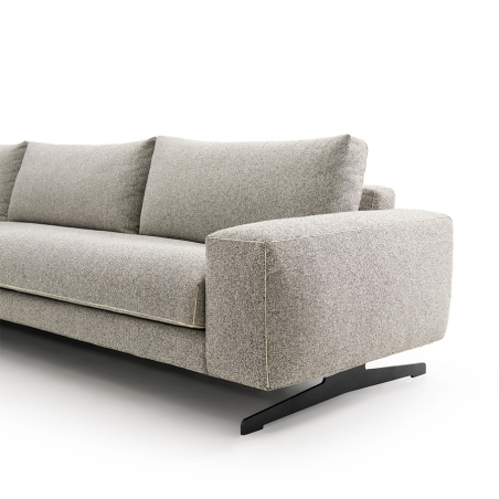 Vista detalle del brazo de la chaiselongue Nudo de Frajumar, con patas metálicas.