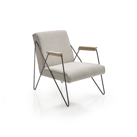 Butaca Tamo de la firma Beltá Frajumar con estructura de metal y asiento tapizado.