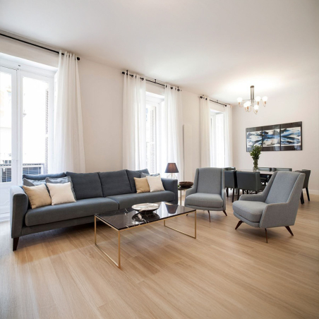 Butaca giratoria Blom de Frajumar en vista de ambiente de salón con sofá slim.