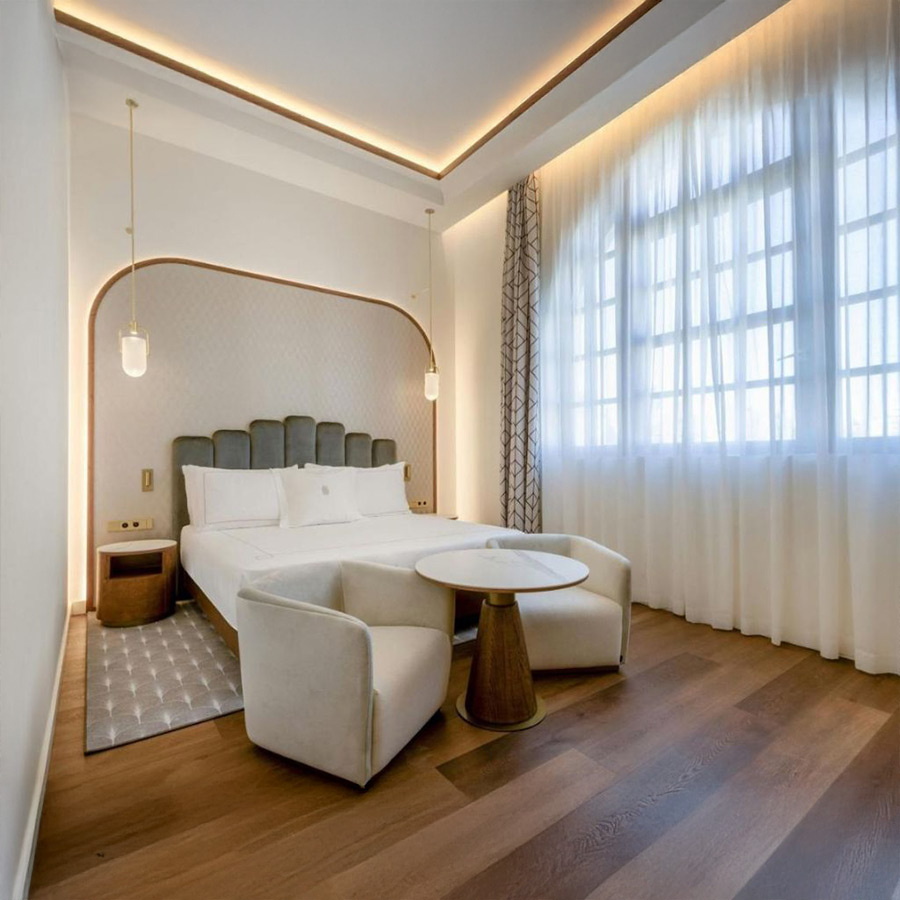 Butaca Ecko de frajumar en tapizado color crema y vista de ambiente de dormitorio.