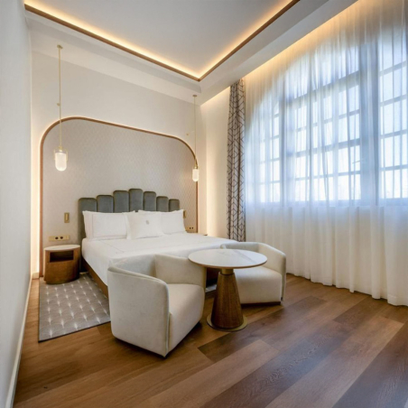 Butaca Ecko de frajumar en tapizado color crema y vista de ambiente de dormitorio.