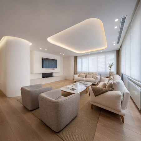 Butaca Ecko de frajumar en tapizado color gris claro y vista de ambiente de salón con sofá Axis.