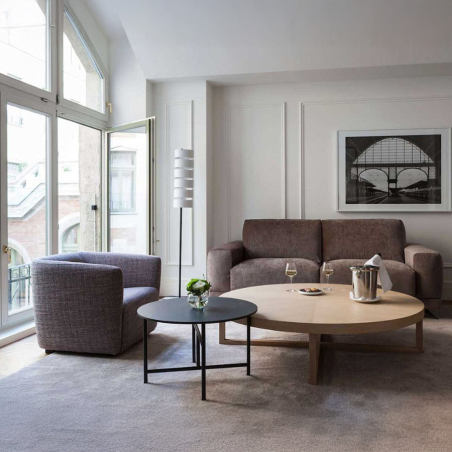Butaca Ecko de frajumar en tapizado color gris oscuro y vista de ambiente de salón con sofá Ilah.