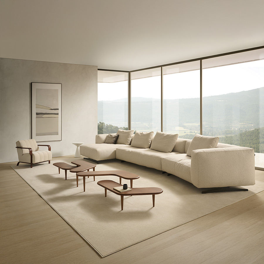 Butaca Royal de la firma Frajumar en con asiento tapizado en color crema y vista de ambiente con chaiselongue nudo.