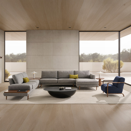 Butaca Royal de la firma Frajumar en con asiento tapizado en color crema y vista de ambiente con chaiselongue Lena.