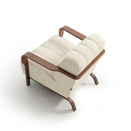 Butaca Royal de la firma Frajumar en con asiento tapizado en color crema.