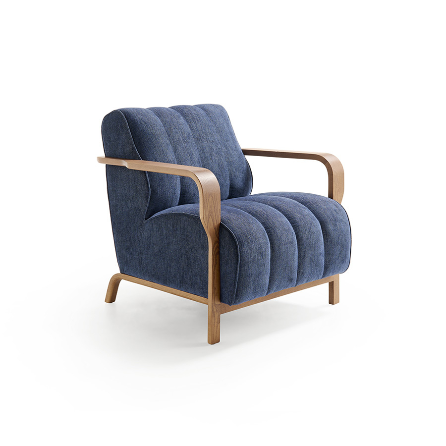 Butaca Royal de la firma Frajumar en con asiento tapizado en color azul oscuro.