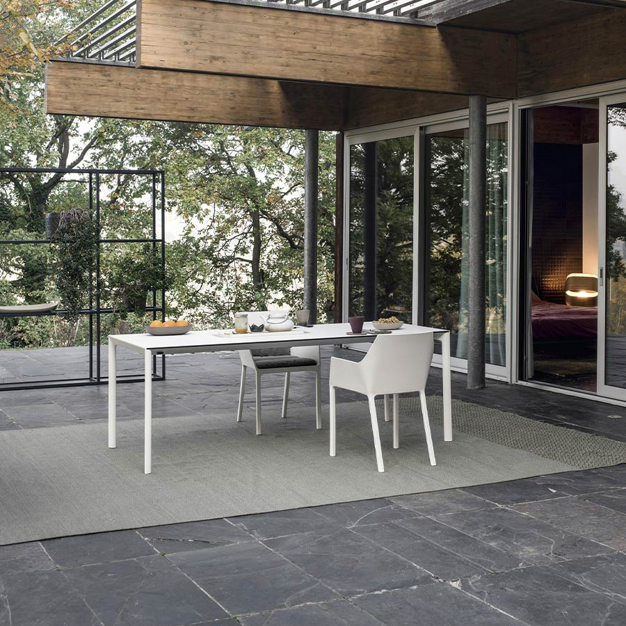 Mesa extensible Maki en ambiente de terraza