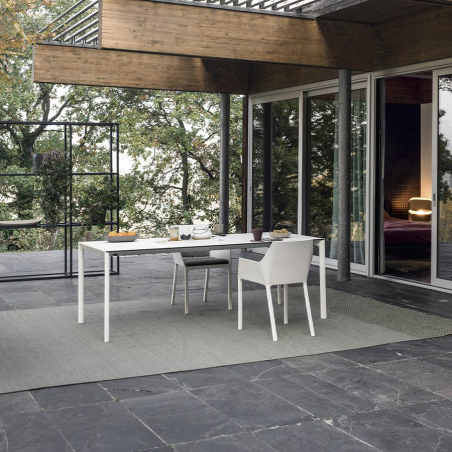 Mesa extensible Maki en ambiente de terraza