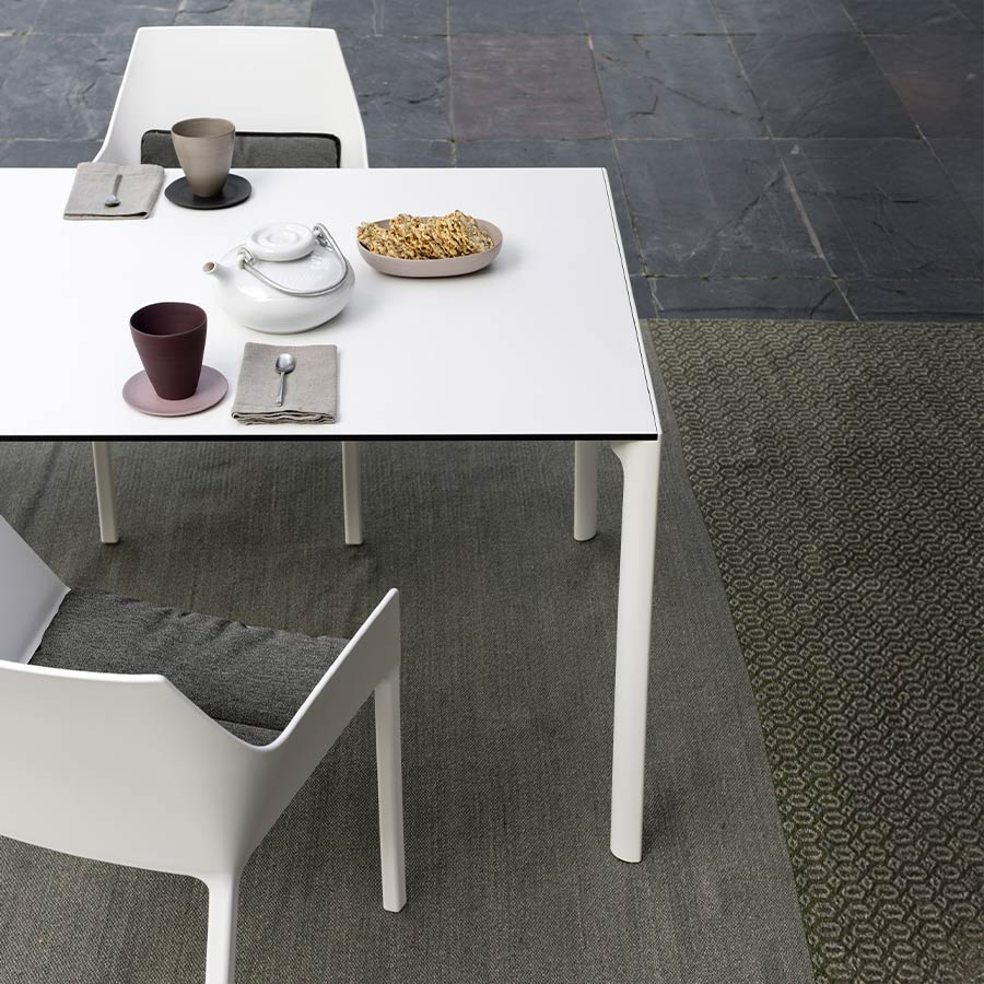 Mesa Maki de exterior extensible estilo minimalista de Kristalia