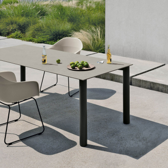 Mesa Bodoni Fénix en negro de Kristalia. 2
