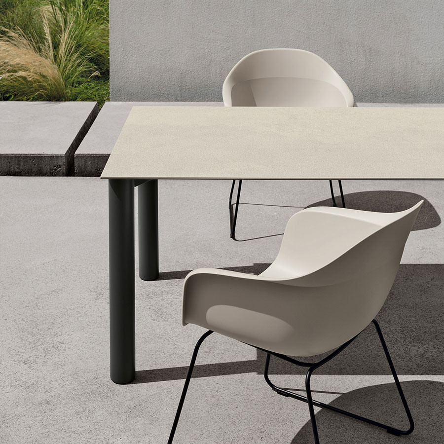 Mesa Bodoni exterior en terraza.