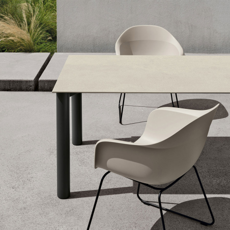 Mesa Bodoni exterior en terraza.